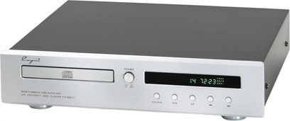 Kõrgtasemel Cayin CS-55CD CD-mängija DAC, harjatud hõbedase alumiiniumkorpusega, vaade eest kergelt nurga alt, mattmust ülemine kate, plaadisahtel vasakul, roheline digitaalne ekraan ja viis joondatud ümmargust nuppu