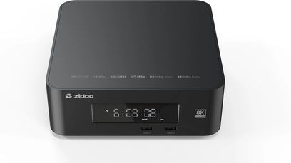 Zidoo Z30 Pro, pohled zepředu, černý obdélníkový kryt, centrální digitální displej, 2 USB porty dole, loga nahoře