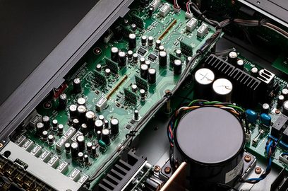 Ampli hi-fi stéréo Marantz PM-12SE argent doré, vue intérieure circuit imprimé vert avec composants électroniques
