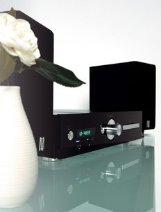 Carat I57 MK2 sort højfidelitetssystem "all-in-one", sort, frontvisning, med hvid vase med hvid rose placeret ovenpå