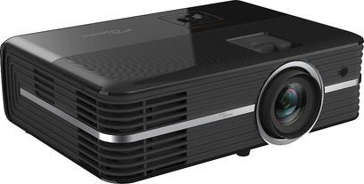 Optoma UHD370X sort videoprojektor, trekvartsvisning forfra, linse til højre, ventilationsriste øverst og foran