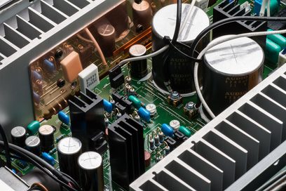 Denon PMA-1600NE Silber Stereo-Hi-Fi-Verstärker, Innenansicht im Sturzflug auf die elektronischen Schaltungen und Komponenten