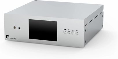 Pro-Ject CD Box RS2 Transport v hliníkovém stříbrném provedení, pohled z pravého předního tříčtvrtečního úhlu, černý displej a čtyři kulatá tlačítka