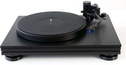 Toca-discos hi-fi Music Hall Stealth, prato listrado preto, braço de leitura, base preta, botões de controle