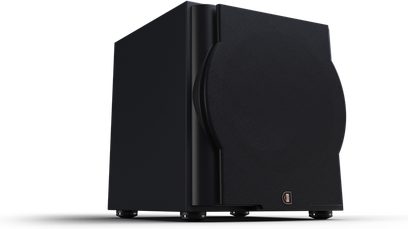 Касон на ниски честотен Perlisten R12s, изглед под ъгъл, черен корпус, кръгла предна решетка, видими крака, лого в долната част