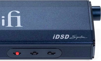 Bærbar iFi Audio iDSD Micro Signature blå audio-konverter, tæt forfra, hvidt logo, sorte knapper