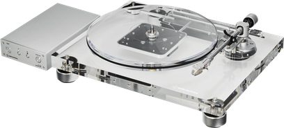 Hi-fi vinylpladespiller Audio Technica AT-LPA2 i transparent akryl med klart, cirkulært pladetallerken, sølvfarvet tonearm, cylindriske metalfødder og gråt kontrolpanel til venstre, set fra trekvart forfra