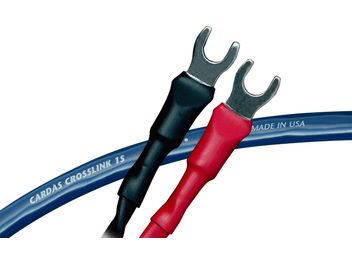 Cavo per altoparlante Cardas Crosslink blu con connettori a forcella rossi e neri in primo piano