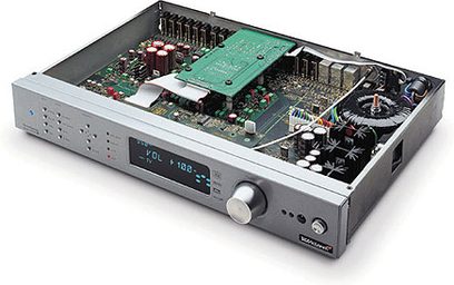 Integrovaný audio zesilovač Tag McLaren AV32R, pohled shora v perspektivě, stříbrný čelní panel s tlačítky a konektory