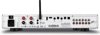 Audiolab 7000A hõbedane stereointegratsiooniga hi-fi võimendi, vaade tagant koos RCA-pistikute, digitaalportide, antenni ja lülitiga.
