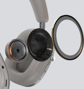 Trådløs hovedtelefon Bowers & Wilkins Px8 i sort, nærbillede af højre profil, ørepuder og hovedbøjle i læder, gyldne detaljer