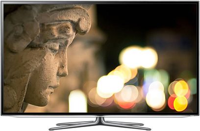 Televizor Samsung UE55ES6530 zobrazující kamennou sochu lidské tváře a rozmazaná barevná světla v pozadí