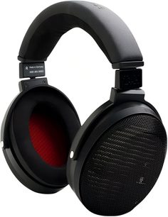Offener kabelgebundener HiFi-Kopfhörer T+A Solitaire P-SE in mattem Schwarz, runde Aluminiumgehäuse mit großem, gewölbtem Metallgitter, rote Polsterinnenseite, gepolsterter Kopfbügel aus Kunstleder, Dreiviertel-Frontansicht