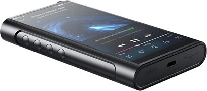 FiiO M15S sort audiophile i sort metal, set forfra fra højre, tændt touchskærm, fire runde sideknapper og USB-C-port på undersiden