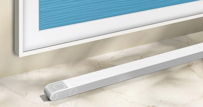 Soundbar Samsung HW-S801B bianca e grigia, vista frontale, appoggiata su un pavimento in marmo chiaro screpolato