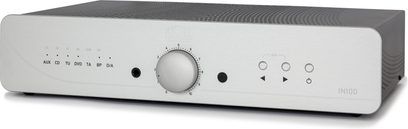 Atoll Elektronique IN100 Signature sudraba krāsas hi-fi stereo pastiprinātājs, skats no priekšpuses, birstīta alumīnija panelis ar pogām un ripu