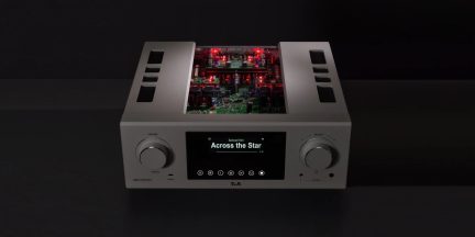 Convertidor de audio T+A plateado, con pantalla central, dos mandos giratorios y circuitos visibles iluminados en rojo