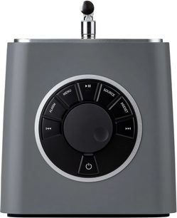 Ruark Audio R1S -harmaa matta pöytäradio, todennäköisesti muovikuori, yläpuolelta kuvattuna, keskellä oleva valitsin ja metalliantenni