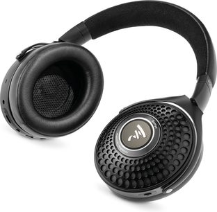 Căști hi-fi wireless Focal Bathys deep black, vedere în perspectivă, cupe circulare, pernițe negre, bandă de susținere căptușită