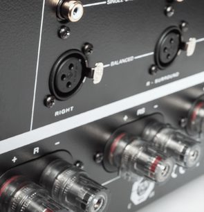 XLR- og RCA-stik på bagsiden af en sort Anthem MCA 525 GEN 2 flerkanals-effektforstærker, set i nærbillede