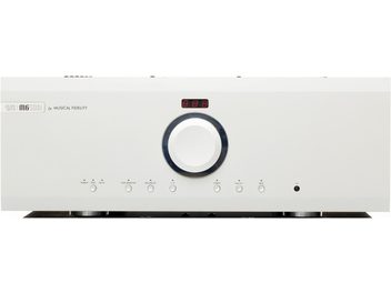 Ampli hi-fi integrált sztereó Musical Fidelity M6si500 ezüst színben, téglalap alakú homlokpannellel, középen elhelyezkedő kör alakú ezüst színű gombbal, amelyet fekete gyűrű vesz körül, felül piros digitális kijelzővel, alul pedig 8 sorban elrendezett kör alakú gombbal
