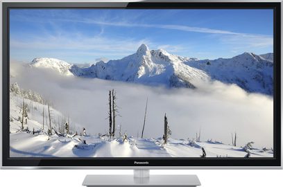 Panasonic TX-P42ST60E-fladskærms-tv, der viser et snedækket bjerglandskab med døde træer, set forfra på sort baggrund