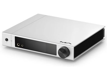 Matrix Audio Element M2 Netzwerk-Audioplayer aus gebürstetem silbernem Aluminium, Dreiviertelansicht von vorne rechts, schwarze Front mit zentralem Display, doppelte vergoldete Kopfhörerbuchse, große schwarze Lautstärkeregelung und seitlicher schwarzer Kühlkörper mit Lamellen