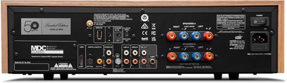 NAD C 3050 LE stereo hi-fi forstærker, frontvisning, sort front med knapper, stik og LED-display, lys træramme