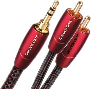 Altın kaplama konnektörlü, siyah örgü kılıflı, kırmızı ve siyah Audioquest Golden Gate RCA ses kabloları, yakın plan görünüm