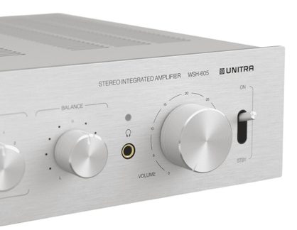Integrert sølvfarget stereoforsterker i børstet aluminium, frontpanel med volumkontroll, balanse, hodetelefonutgang, av/på-bryter
