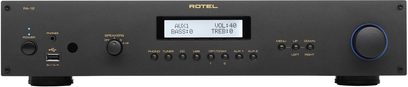 Wzmacniacz hi-fi stereo Rotel RA-12 w kolorze czarnym, przedni panel z przyciskami, gniazdami słuchawkowymi i pomocniczymi, wyświetlaczem, widok z przodu