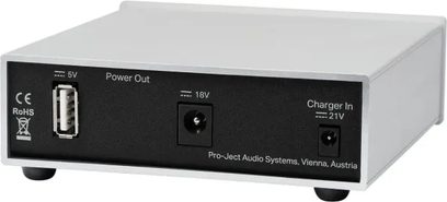 Захранване за HI-FI електроника Pro-Ject Accu Box S2 черен, заден изглед, правоъгълно тяло, видими конектори: USB 5V, изход 18V, вход за зарядка 21V, черни кръгли крачета, отпечатан текст в бяло