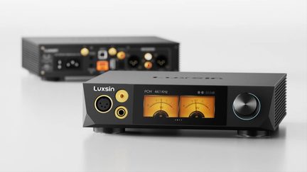 Luxsin hi-fi fejhallgató erősítő DAC fekete, elölnézet, narancssárga VU-méter kijelző és arany színű elülső audio csatlakozók