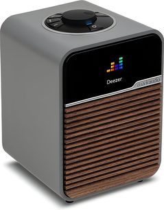 Radio Ruark Audio R1S harmaa, matta muovikuori, musta etupaneeli, Deezer-näyttö, puuristikkoristikko, kolmen neljäsosan näkymä