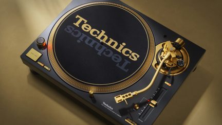 Černý vinylový gramofon Technics se zlatým talířem a přenoskovým raménkem, pohled shora