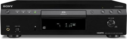 Forsiden af en sort Sony SCD-XA5400ES CD-afspiller, blåt display, knapper til venstre, skuffe til højre, HDMI-udgang