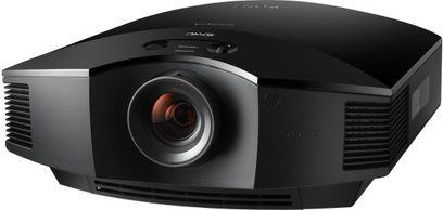 Sony VPL-HW15 sort videoprojektor, set lidt fra siden forfra, decentreret linse, sideventilationsgitre