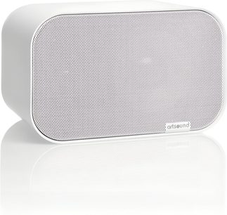 Kompakts baltas krāsas hi-fi skaļrunis ArtSound UNI40 ar noapaļotu taisnstūra korpusu un lielu metāla režģi priekšpusē