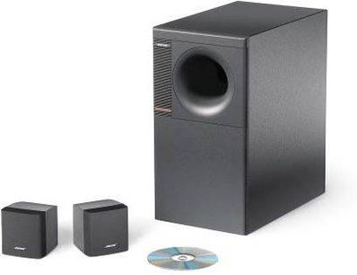 Bose Acoustimass 3 2.1-højttalersæt bestående af en kubisk basreflekskabinet og to små satellithøjttalere, alle i antracitgrå farve