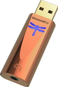 Conversor de áudio portátil AudioQuest DragonFly Copper em cobre com conector USB dourado e libélula azul em vista inclinada