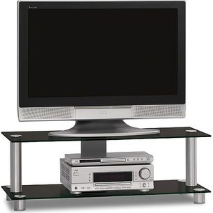 Černý TV stolek s plochou obrazovkou, DVD přehrávačem a reproduktory na kovových stojanech, černá skleněná deska