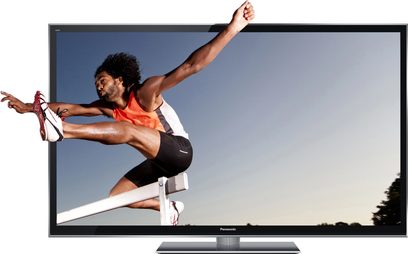 Atlet springer foran et Panasonic TX-P55VT50 tv, med arme og ben spredt ud, på en baggrund af blå himmel