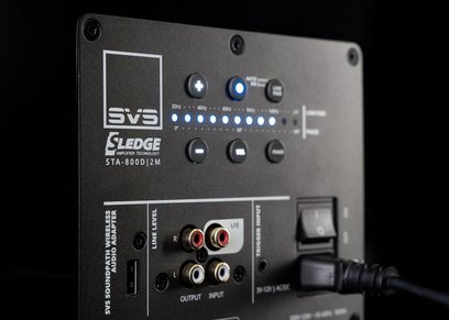 SVS STA-800D|2M negru lucios subwoofer, vedere din spate, conexiuni și setări: intrări, ieșiri, volum, fază, frecvență
