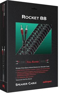 Črna škatla za kabel zvočnika AudioQuest Rocket 88, pogled od spredaj v perspektivi, s pletenim videzom in bananskimi priključki