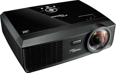 Optoma EX610ST sort videoprojektor, let skrå forfra, linse til højre omgivet af en sølvfarvet ring