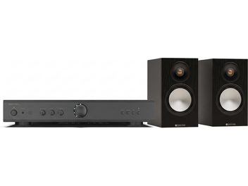 Czarny wzmacniacz hi-fi Rotel z dwiema kolumnami podstawkowymi Monitor Audio ze srebrnymi głośnikami