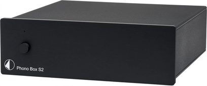 Pro-Ject Phono Box S2 sort forforstærker, rektangulært kabinet i mat sort metal, set skråt oppefra forfra, drejeknap og LED på forsiden