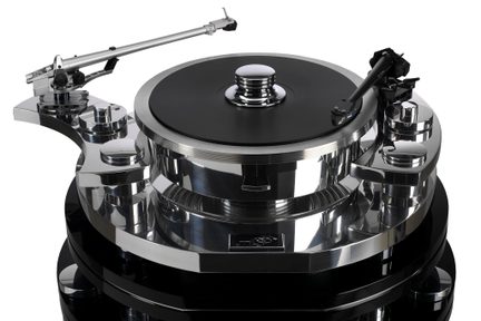 Prato de vinil em metal cromado e preto, bandeja circular preta sobre base cilíndrica polida com grande prato de pressão central, dois braços de leitura prateados e pretos opostos, vista superior em três quartos
