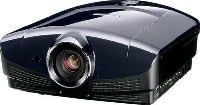 Mitsubishi HC9000DA sort videoprojektor set forfra i 3/4 vinkel, fremspringende linse, sideventilationsgitter