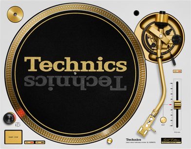 Hvit Technics SL-1200M7G-platespiller sett ovenfra, med gullfarget tallerken og tonearm